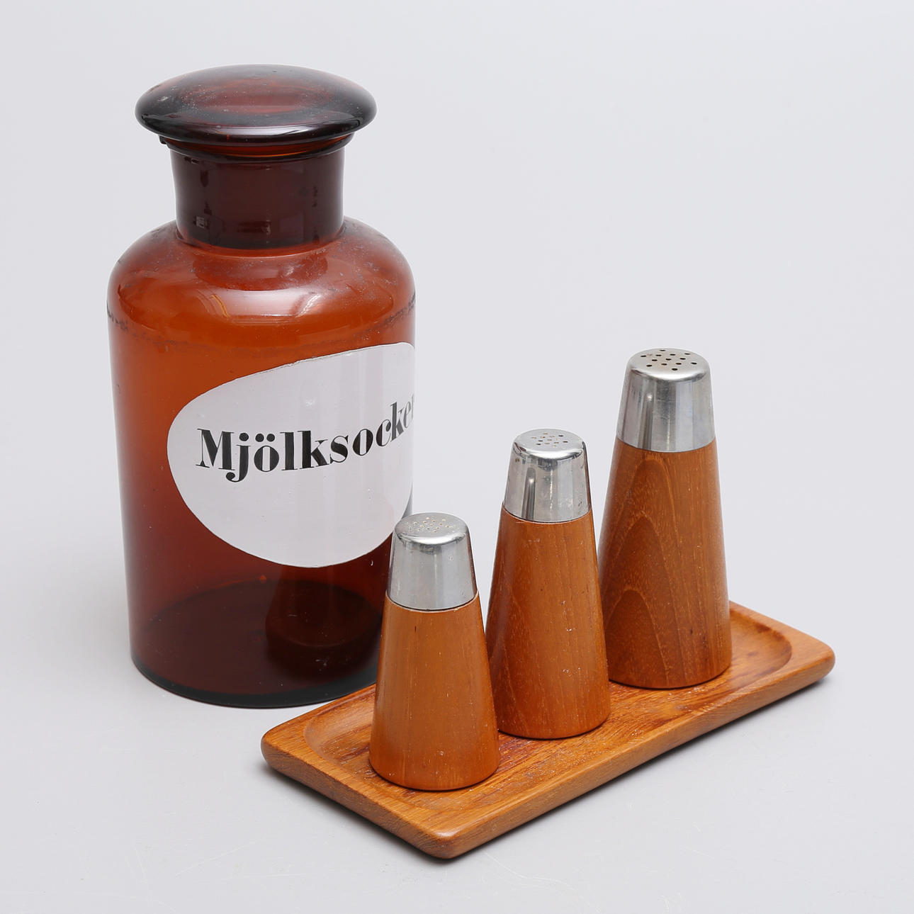 GEWÜRZE UND APOTHEKENFLASCHE, 1900.