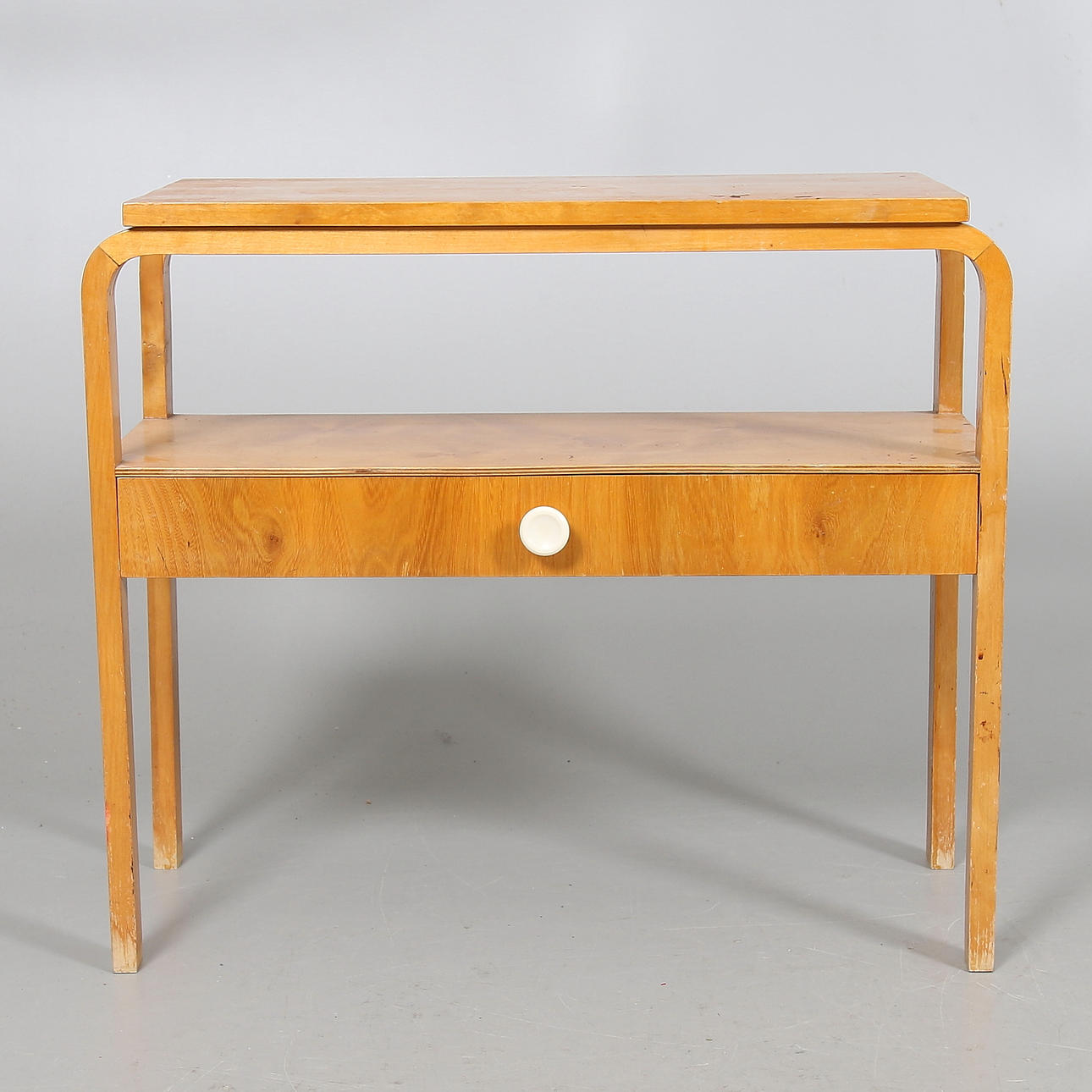ALVAR AALTO. Sideboard/byrå, sannolikt tillverkad av Oy Huonekalu-ja Rakennustyötehdas, Åbo för Artek, 1920/30-tal.