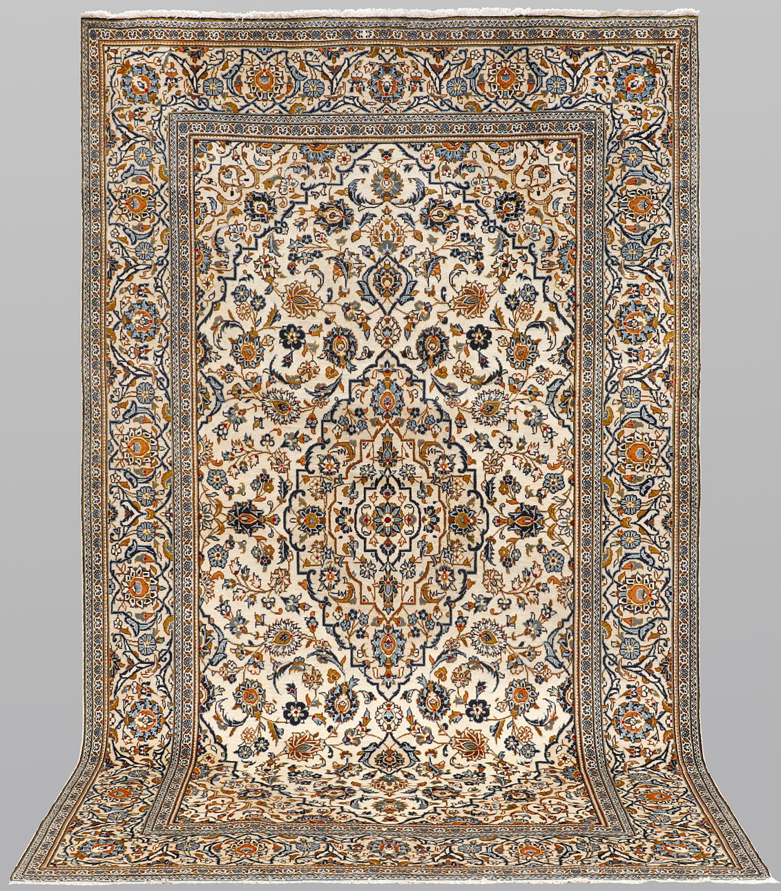 MATTA. Ljus keshan, ca 325 x 200 cm.