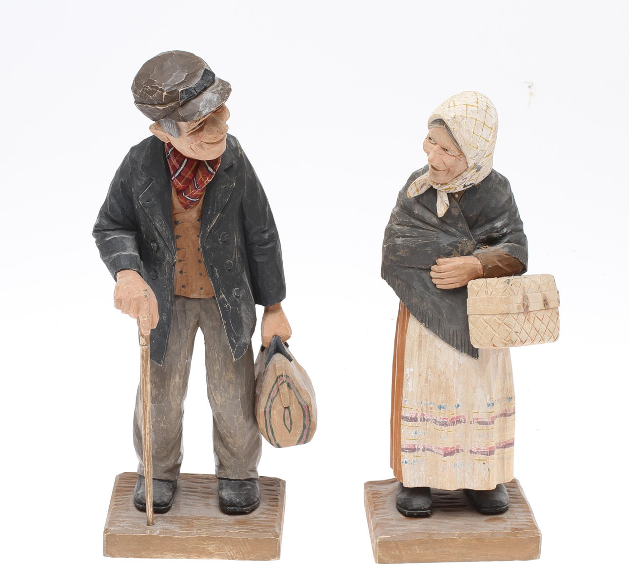 FIGURINER, 1 par, Gubbe och gumma, snidade, signerade och daterade 1942.