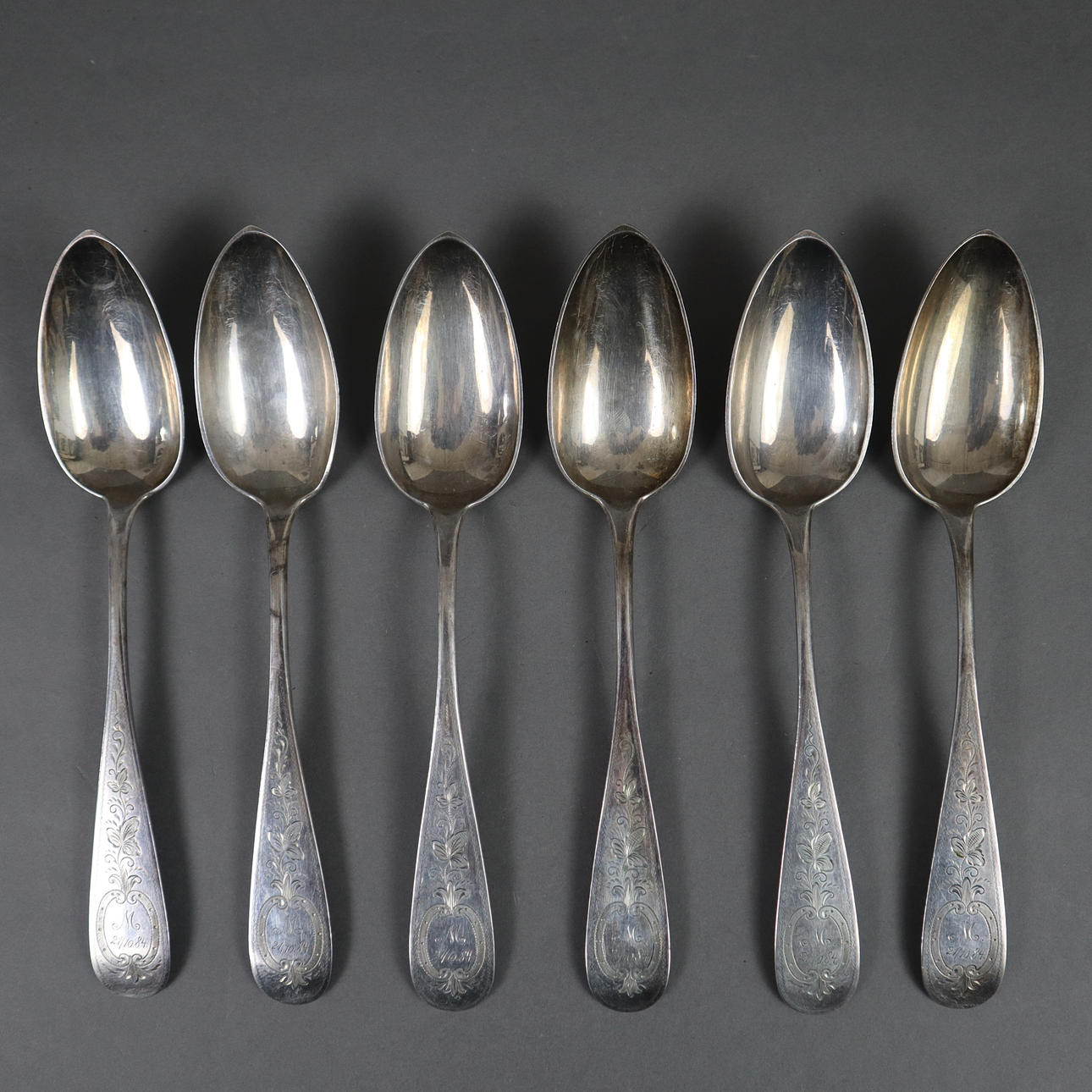 - 6 SPEISELÖFFEL - 750er Silber, 19.Jahrhundert.