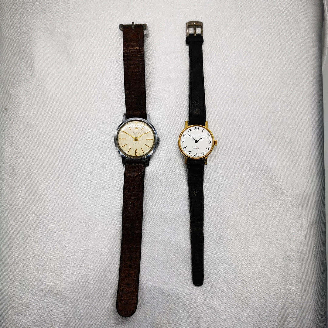 TVÅ MEKANISKA KLOCKOR.