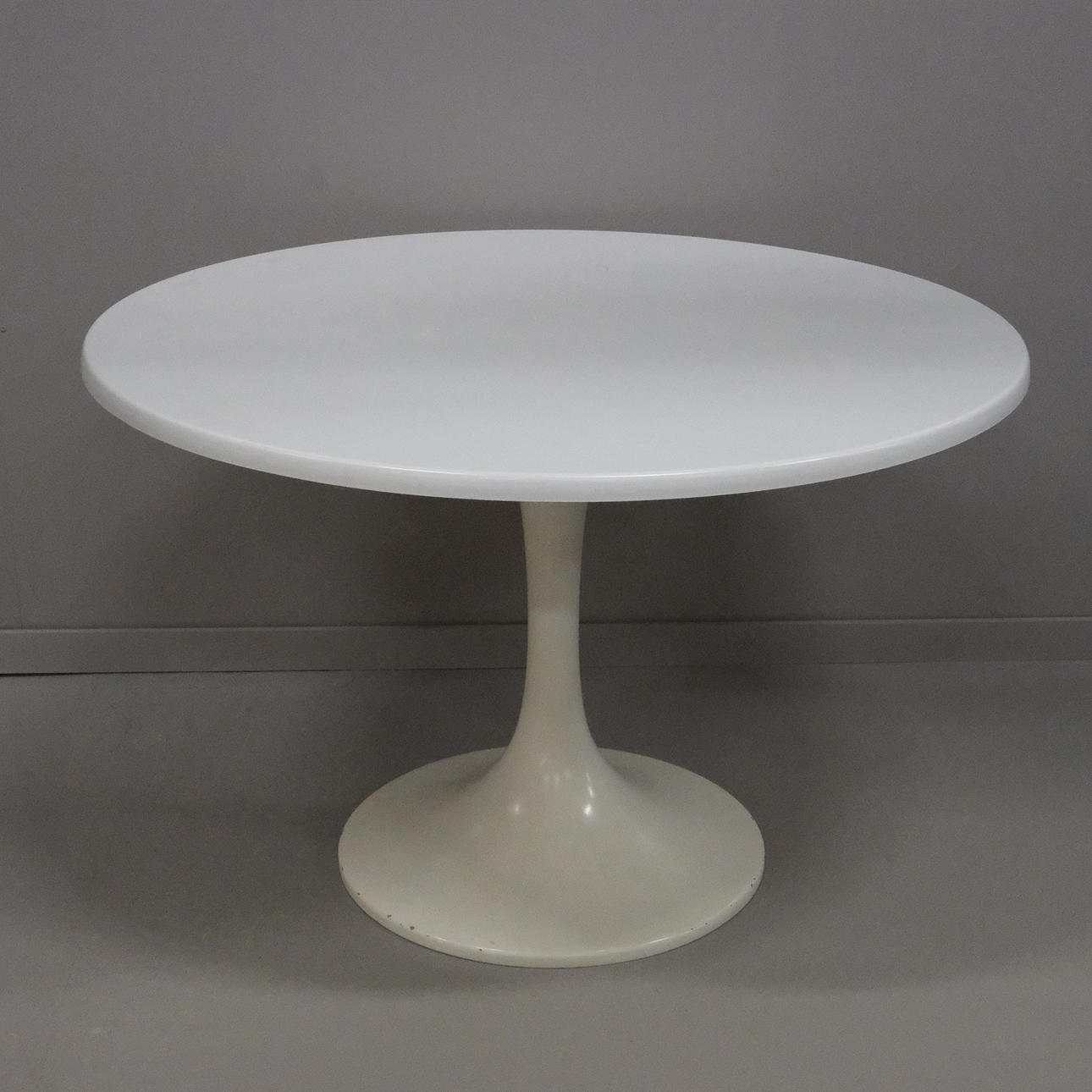 ESSTISCH, FIBERGLAS, RUNDE FORM.