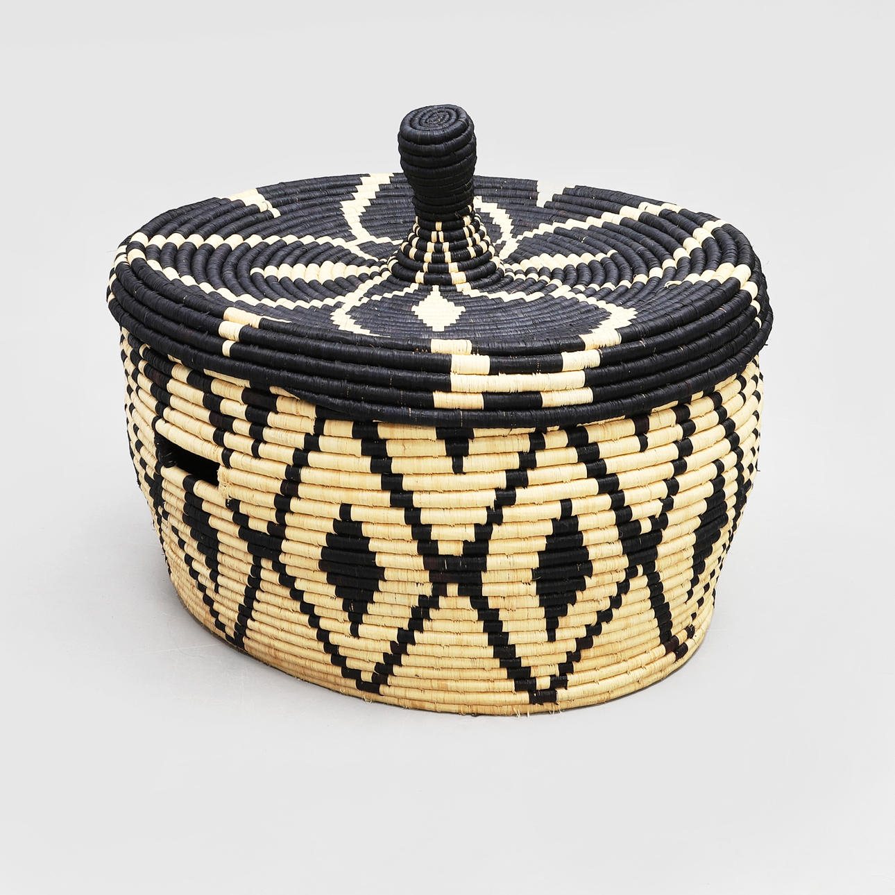 LARS WALLIN. Korb/Wäschekorb, handgeknüpfter Bast, natur-schwarzes Muster, Unikat, Uganda. Möbel - Sonstiges