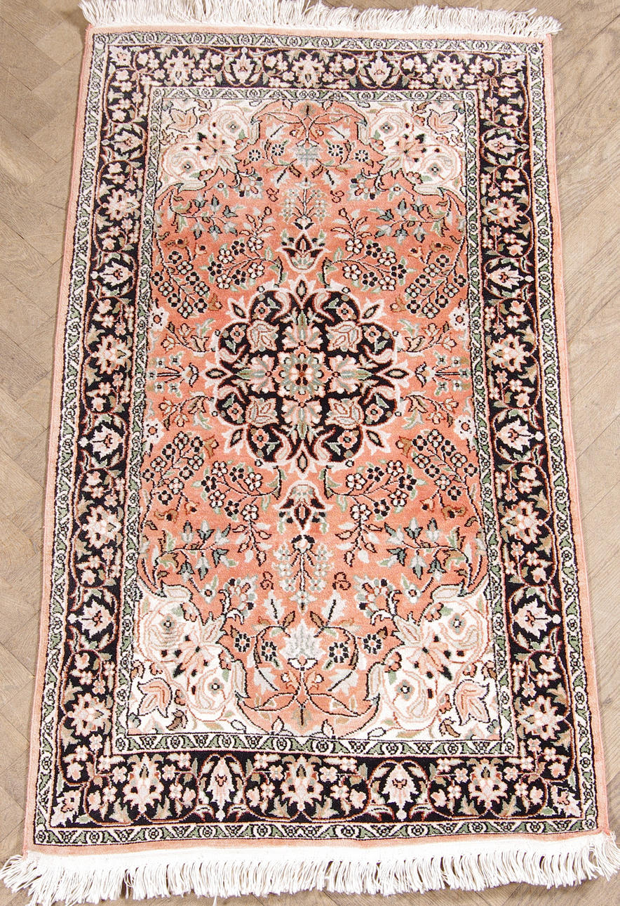 ORIENTMATTA med silkesinslag, 140 x 76 cm.