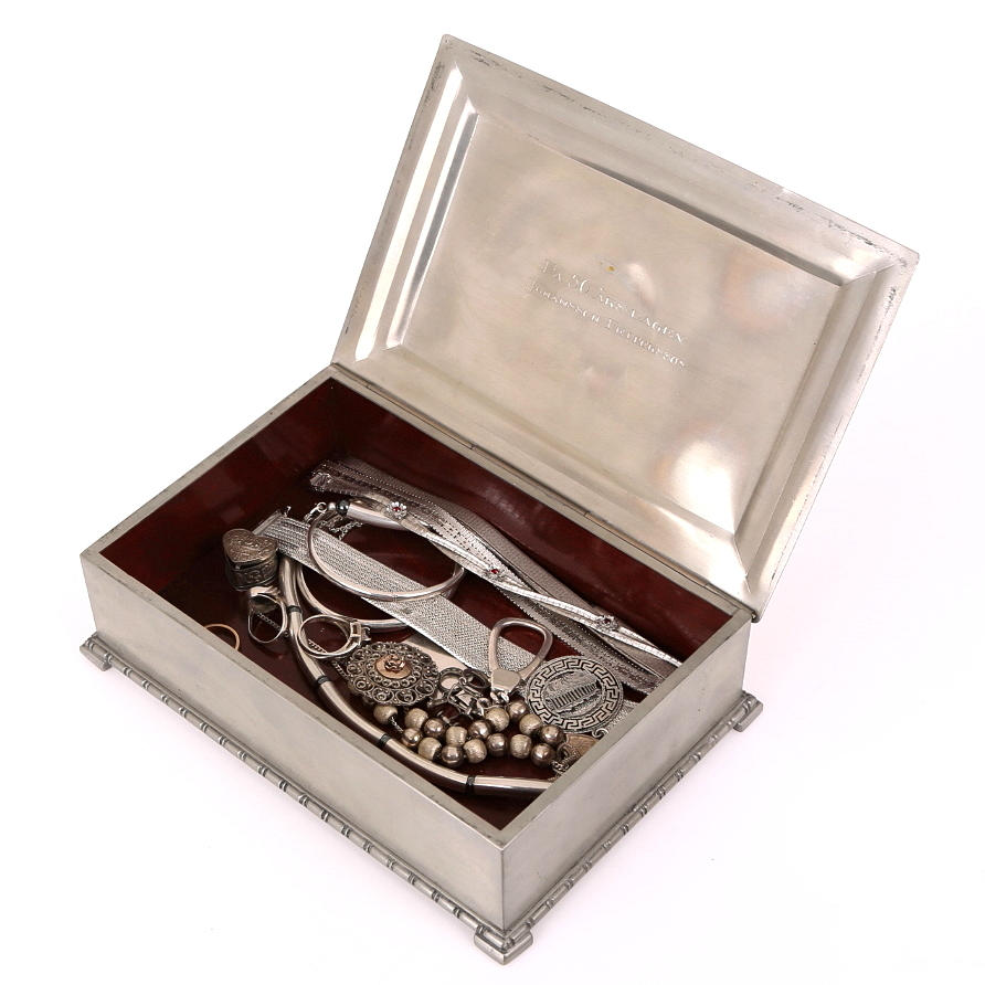 SILVERSMYCKEN, vikt= 225 gram, + GULDRING 18K 3,2 gram.