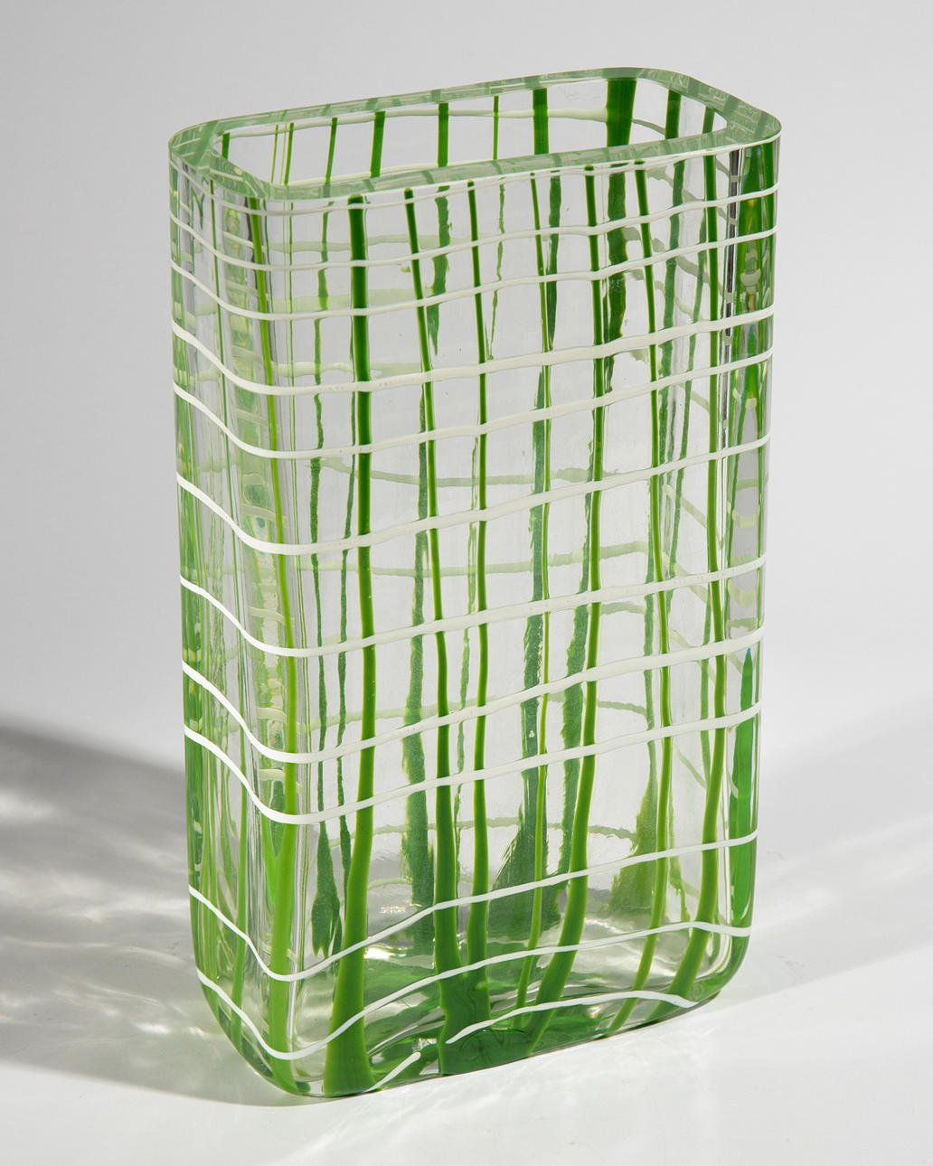 MEL. Große rechteckige Vase. Glas grün weiß transparent (141-8). Glasobjekte - Glaskunst