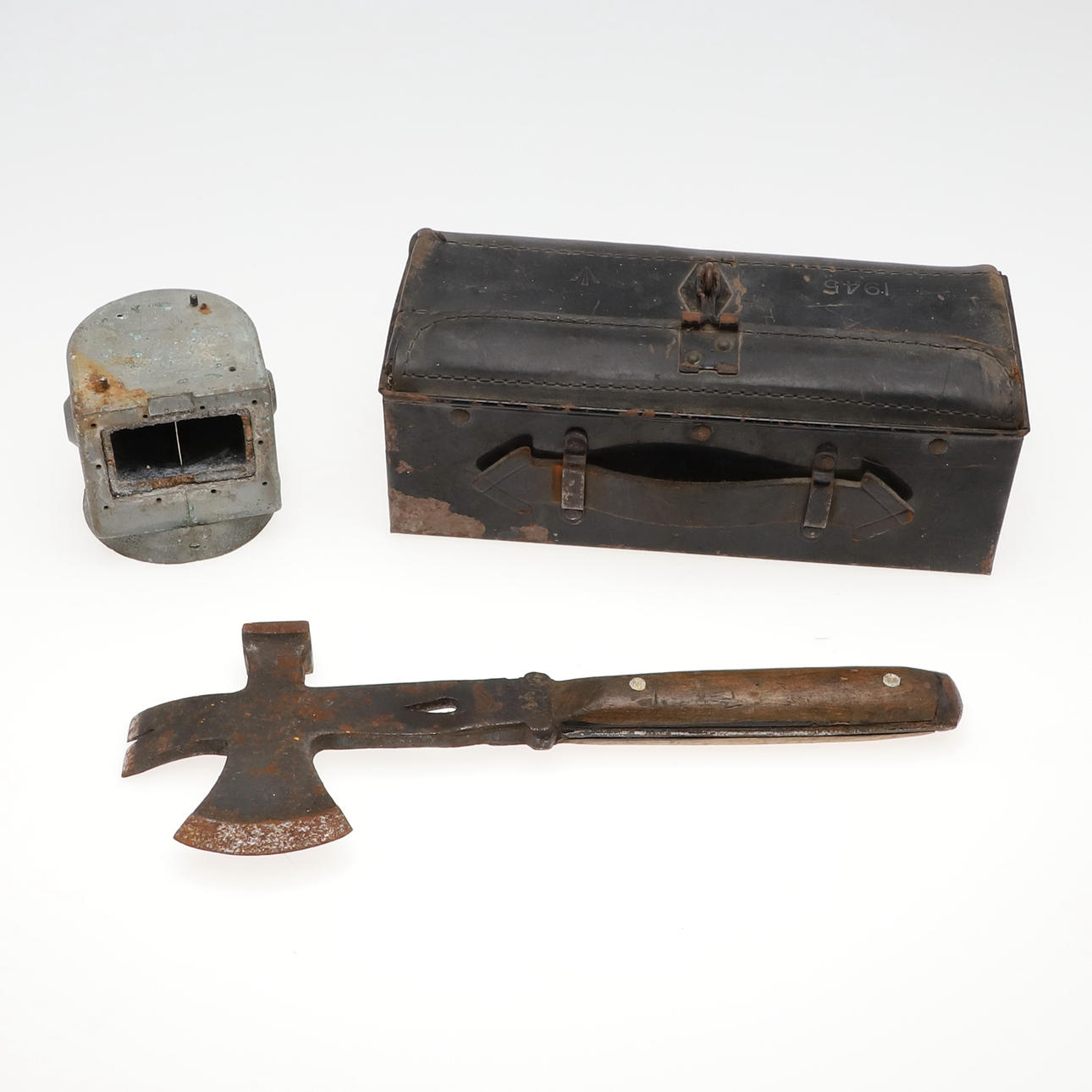 A SECOND WORLD WAR MILITARY LEATHER FRONTED CASE, MULTI TOOL AND COMPASS.