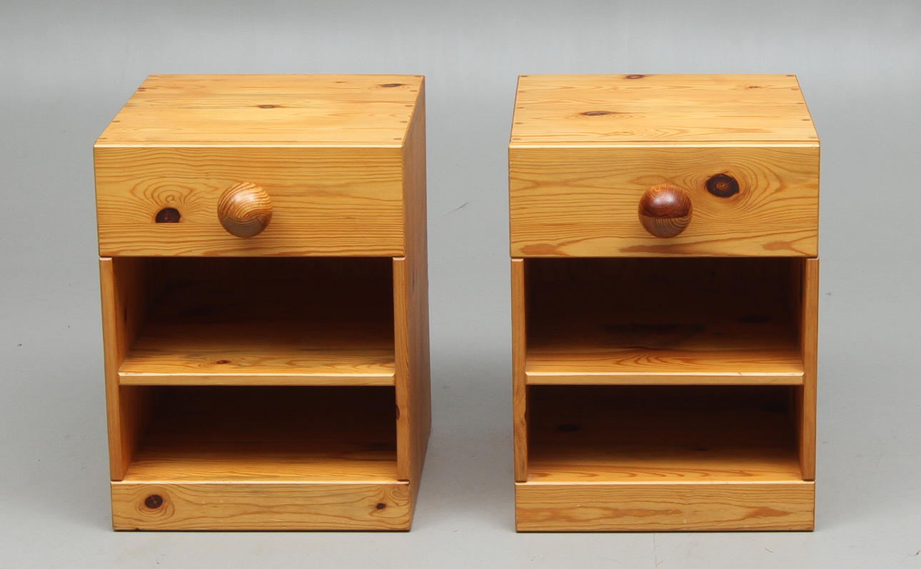 NATTDUKSBORD, 1 par, design Sven Larsson, furu, 1900-talets andra hälft.