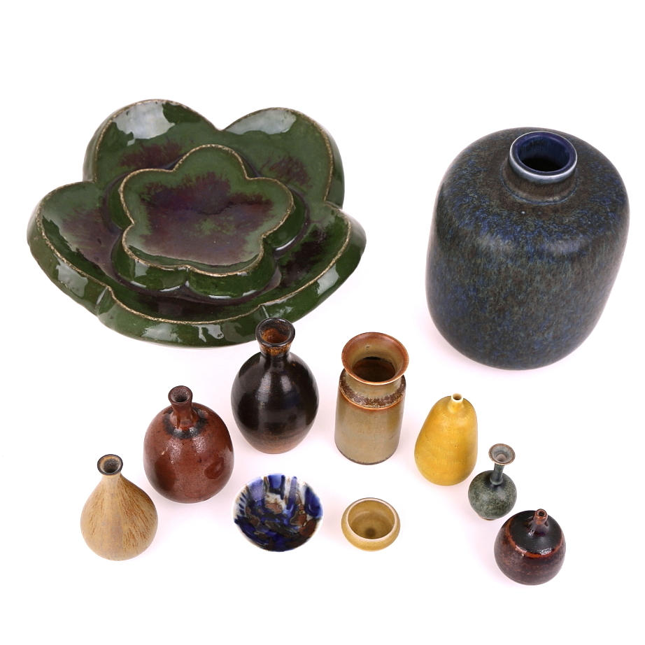 KERAMIKFÖREMÅL, miniatyrvaser bl a Stig Lindberg, vas Stålhane, väggdekor, Rörstrand.