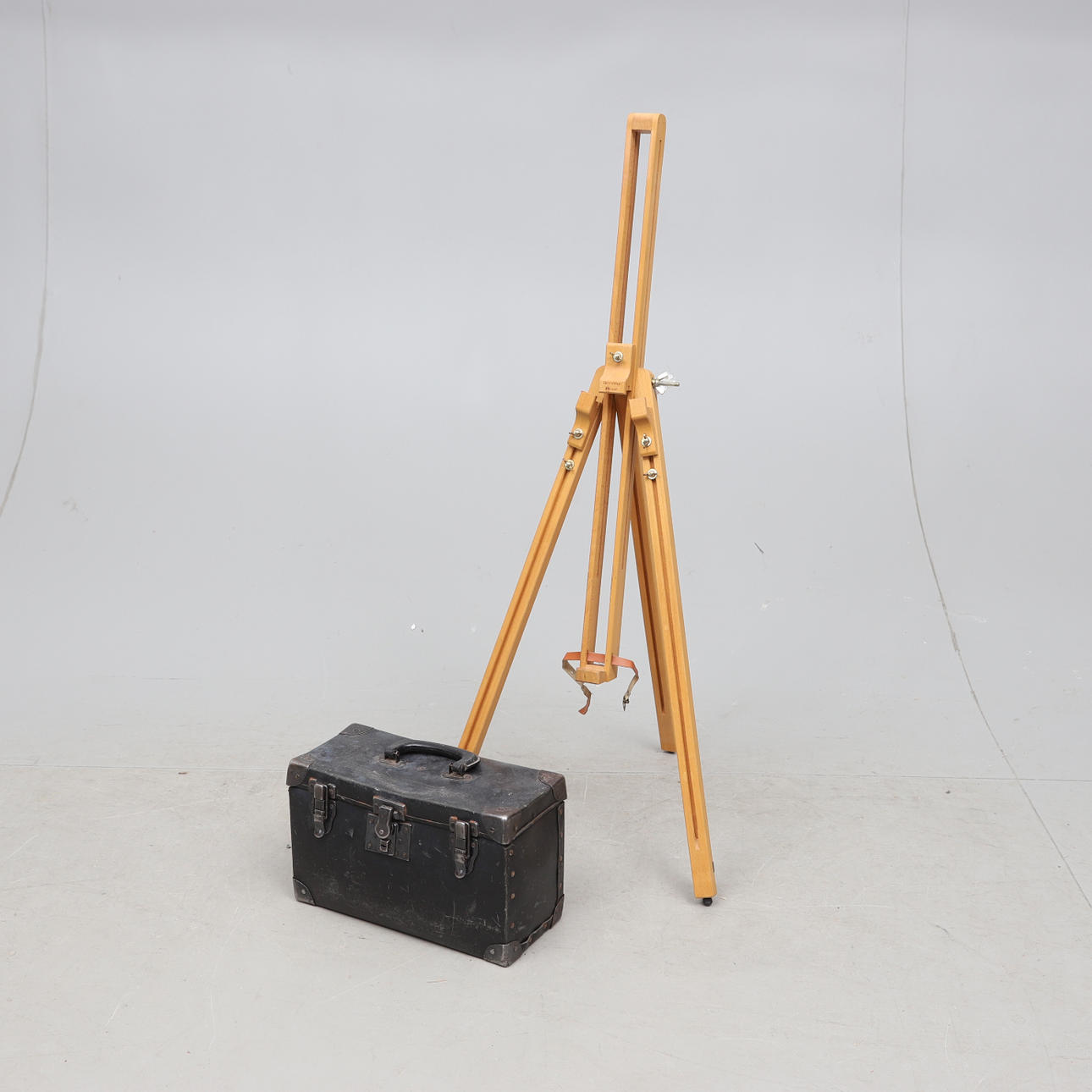 FÄLTSTAFFLI samt MÅLARVÄSKA, 1900-/2000-tal.