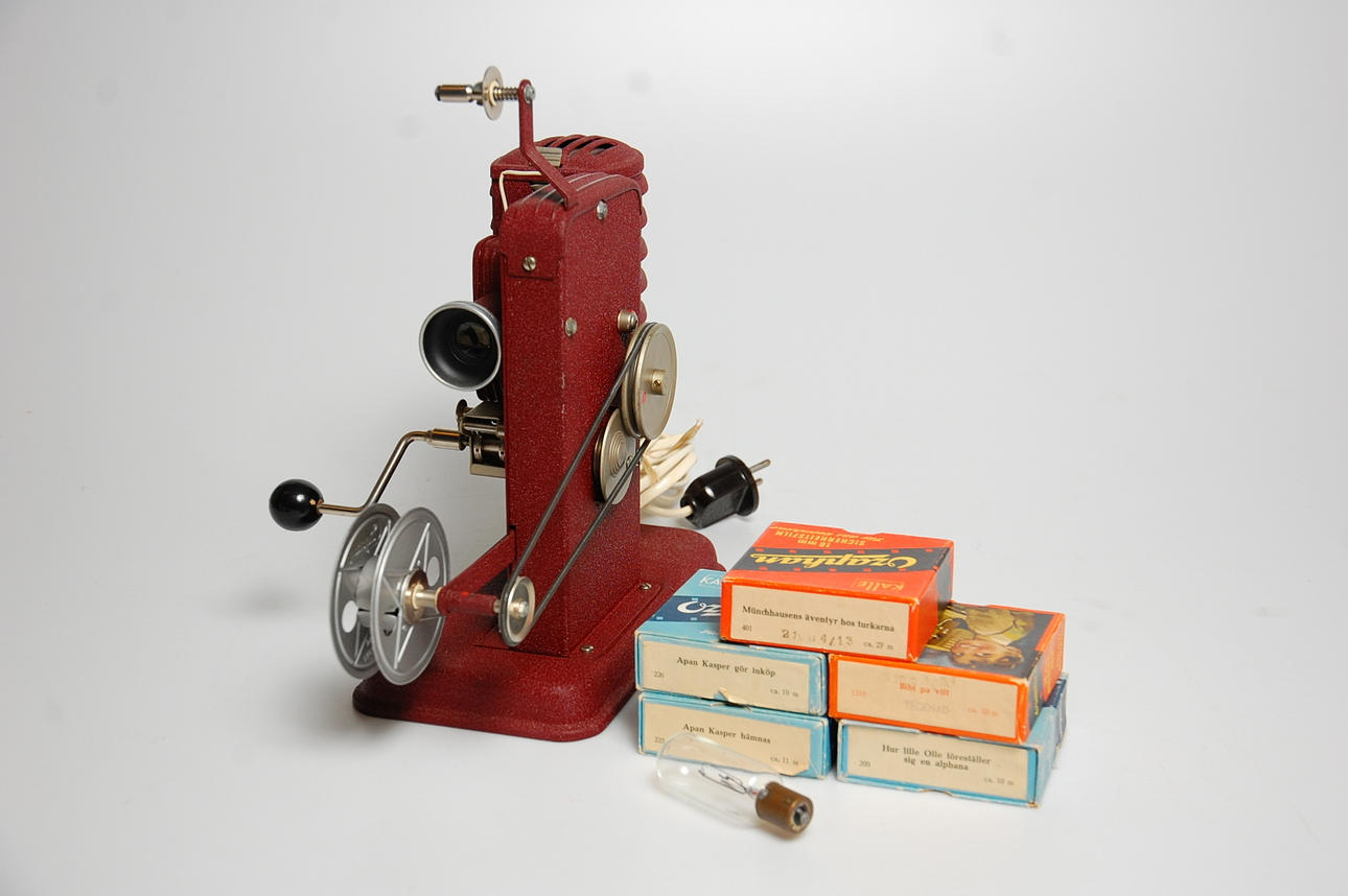 FILMPROJEKTOR, plåt , med filmer, 1940-50-tal.