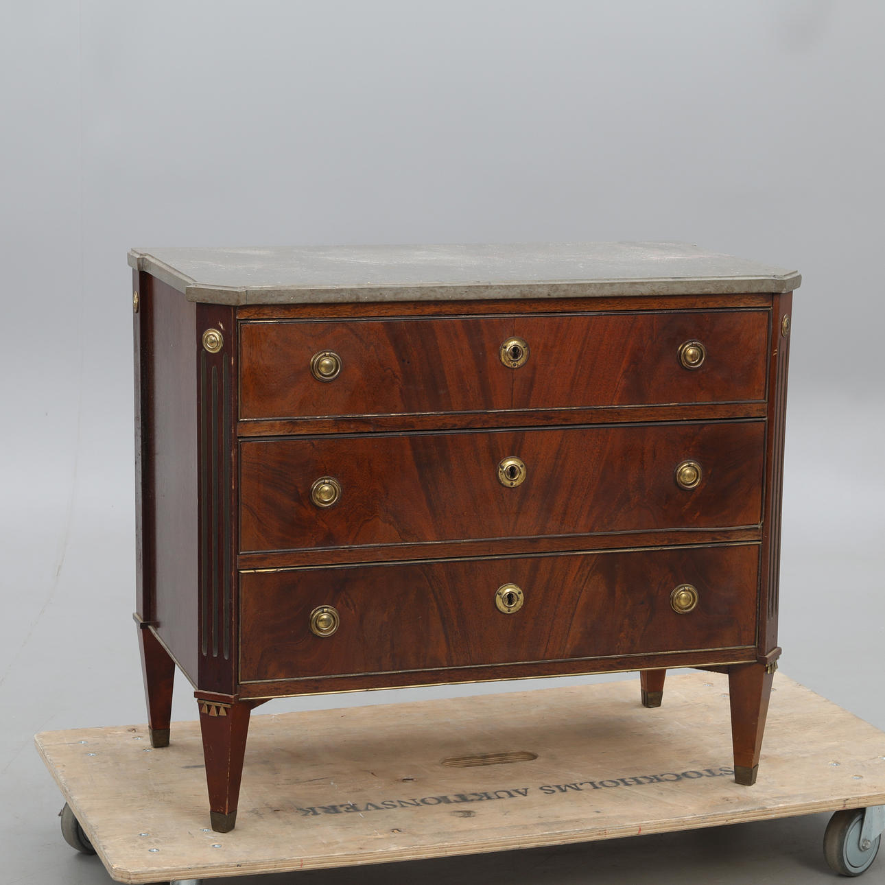 BYRÅ ,med marmorskiva.