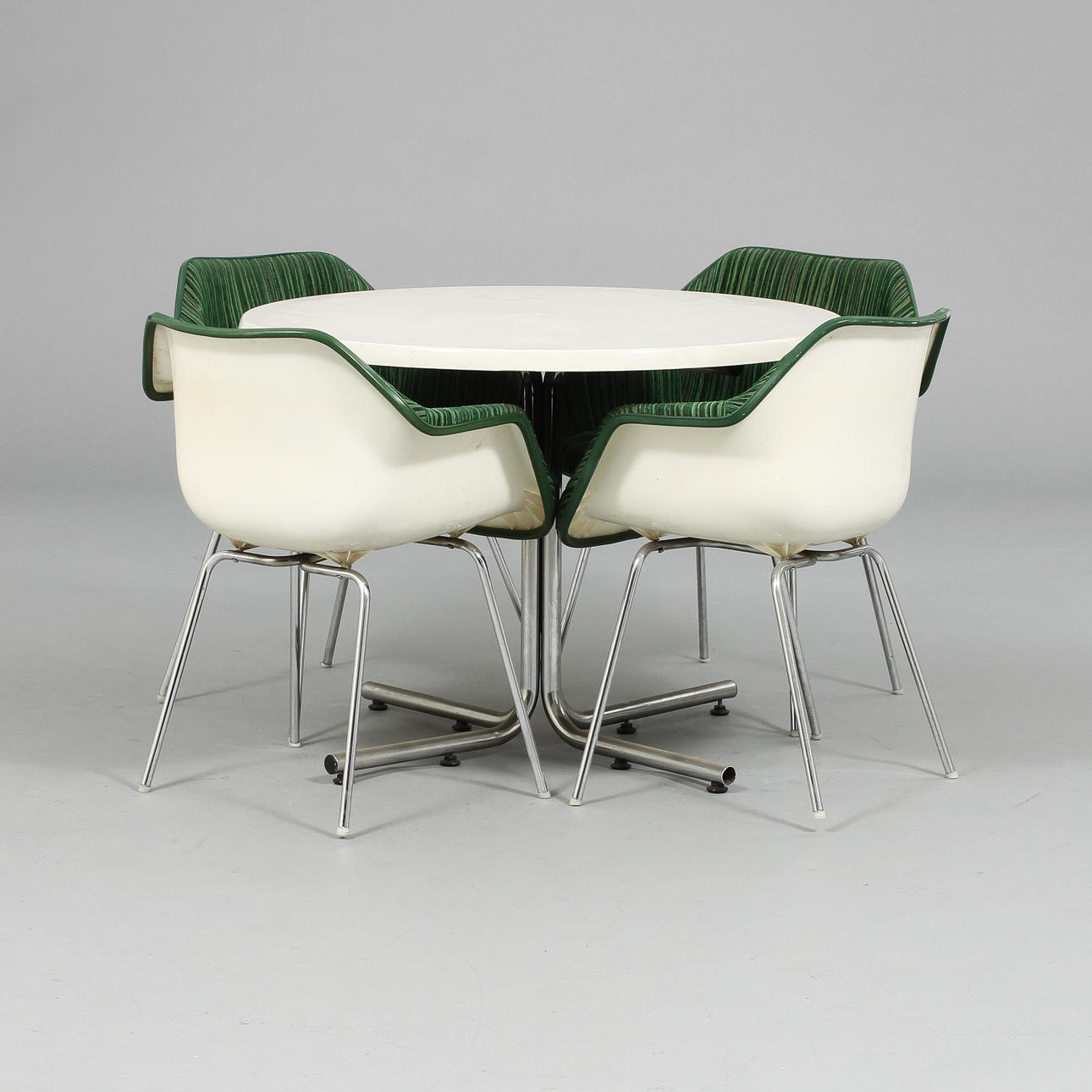 4 STOLAR och BORD, 1900-talets senare hälft.