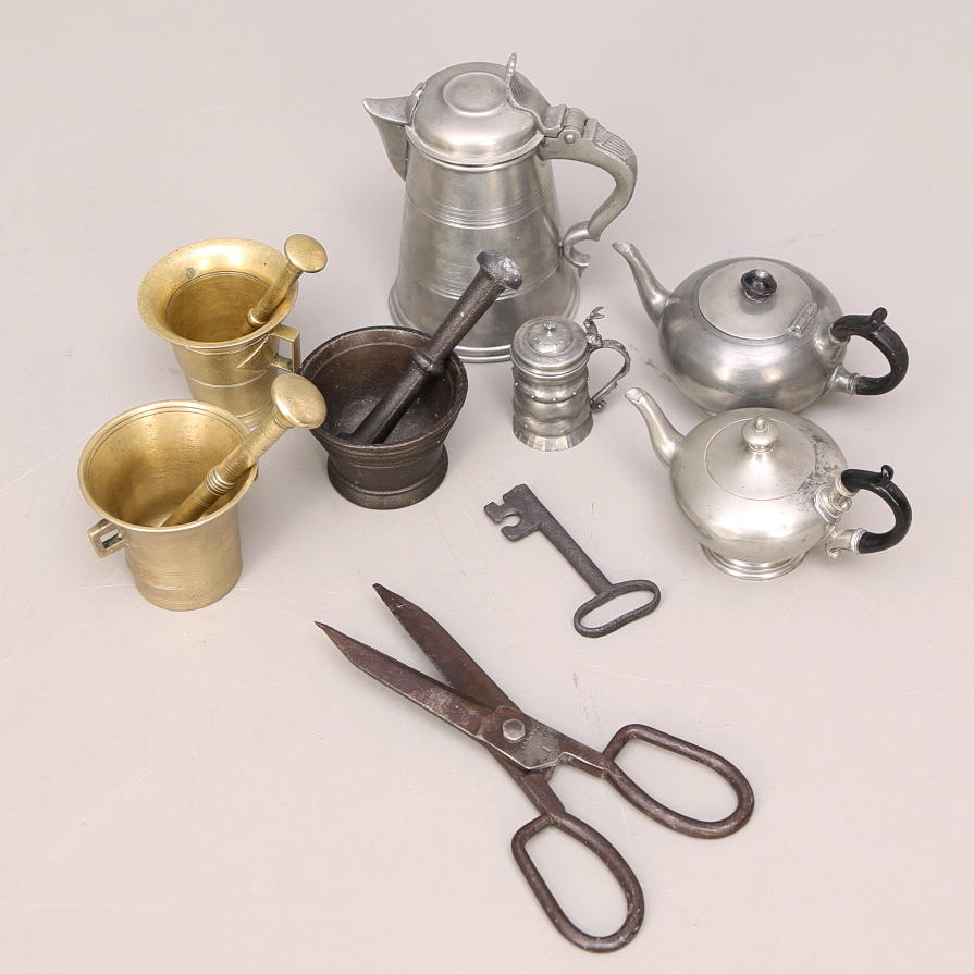 METALLFÖREMÅL, mässing/malm, tenn, gjutjärn.