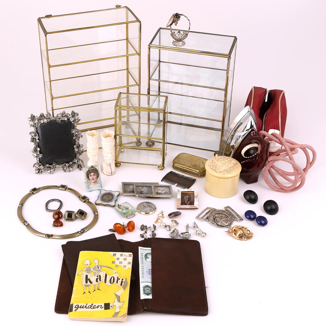 DIVERSE FÖREMÅL, bl a bijouterier, vitrinskåp mm.