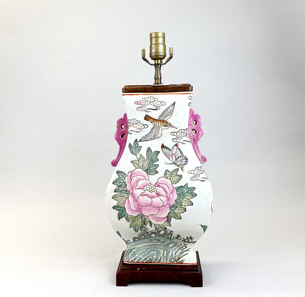 CHINESE VASE TABLE LAMP.