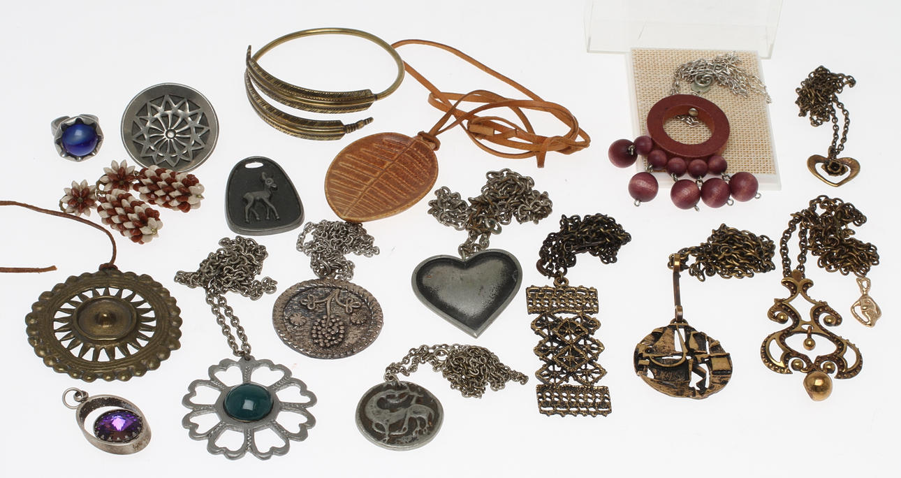 PARTI SMYCKEN, tenn, mässing med mera. Bland annat Kalevala, Pentti Sarpaneva. 1900-tal.