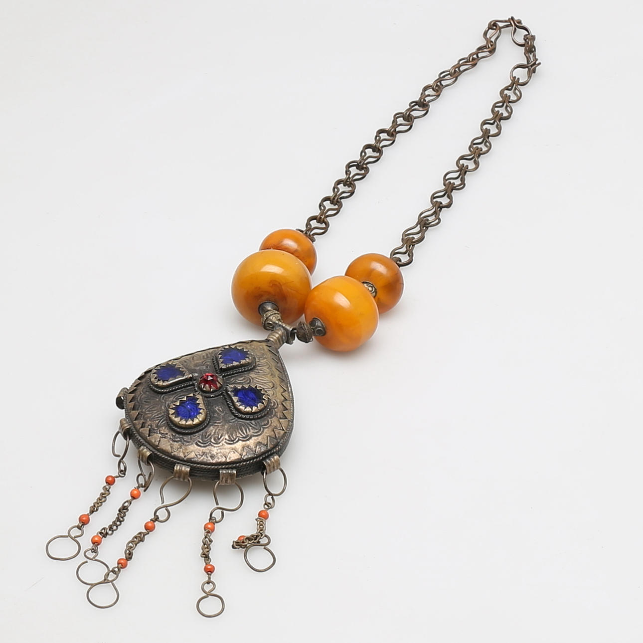 HALSBAND, tibetanskt med bl a 4 st bärnstenar och 10 st röda koraller, 1900-talets första hälft.