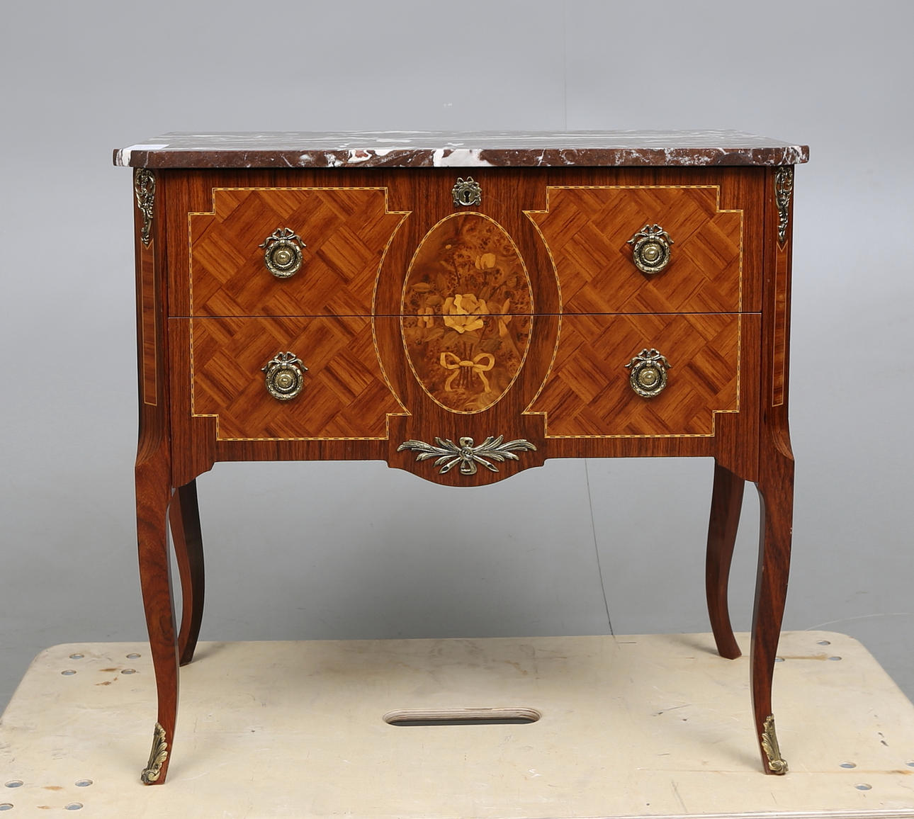 BYRÅ, rokokostil, 1900-tal.