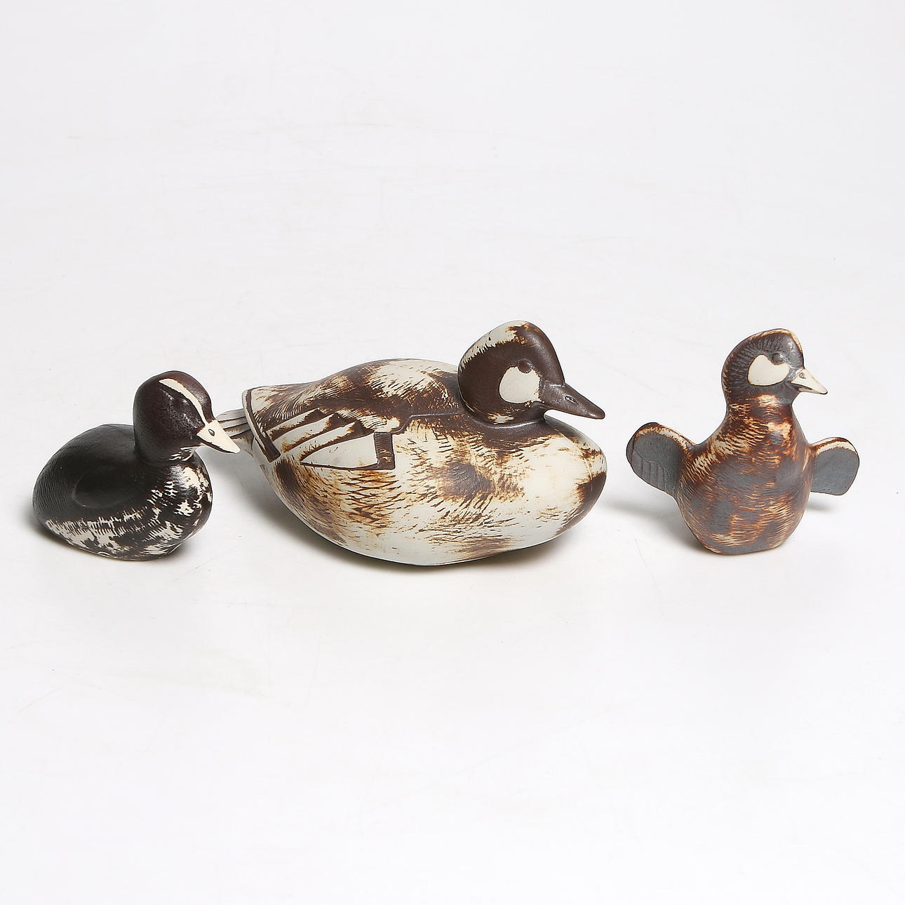 PAUL HOFF. Figuriner, 3 st, stengods, sjöfåglar, Gustavsberg. 1900-tal.
