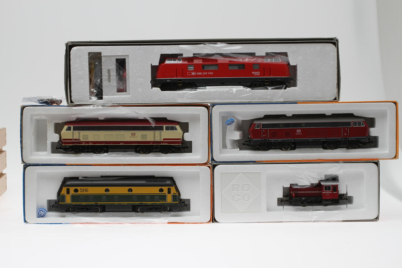 MODELLTÅG ROCO 5 diesellok i originalkartonger.