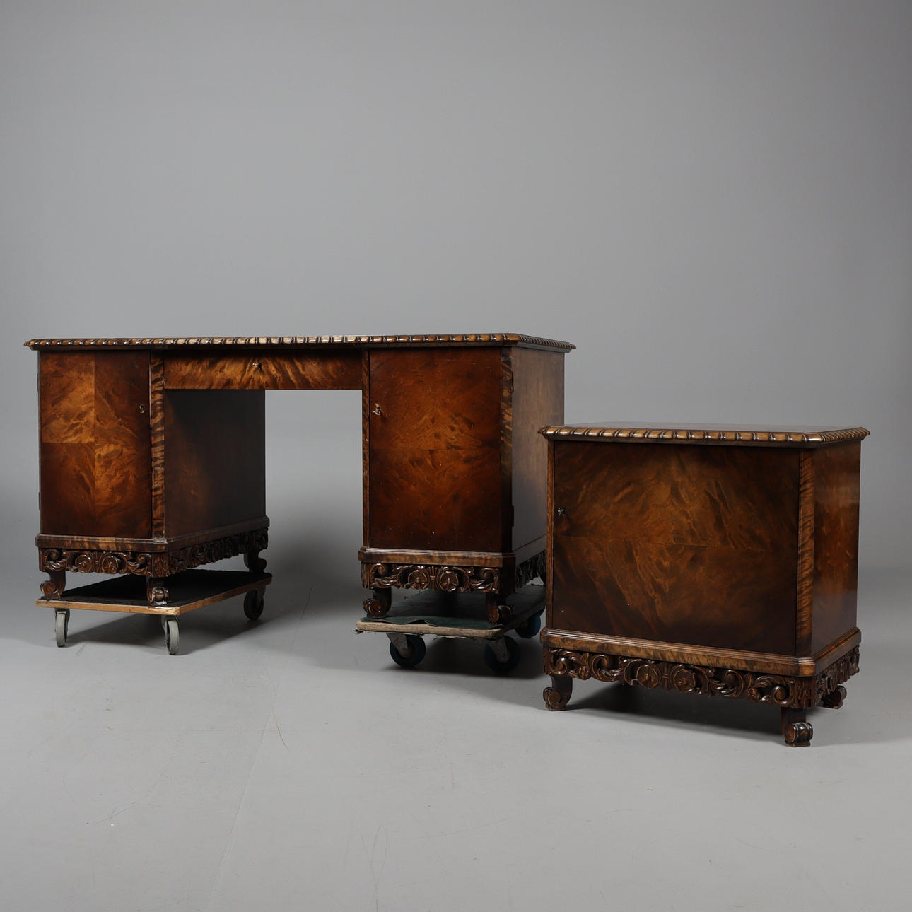 ESCRITORIO Y MUEBLE BAR, estilo victoriano.