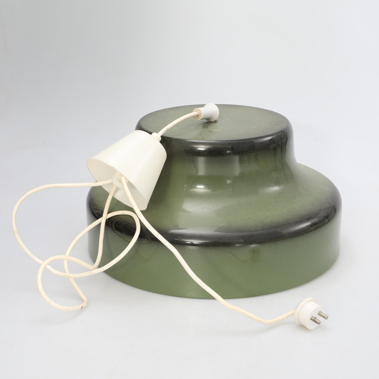 DECKENLEUCHTE, grün lackiertes Blech.