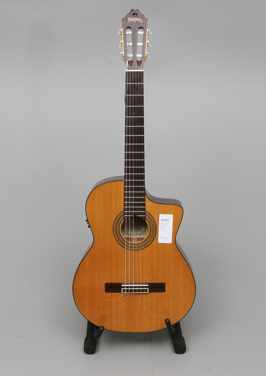 HALVAKUSTISK GITARR samt HARD CASE, Washburn, model No C64SCE.