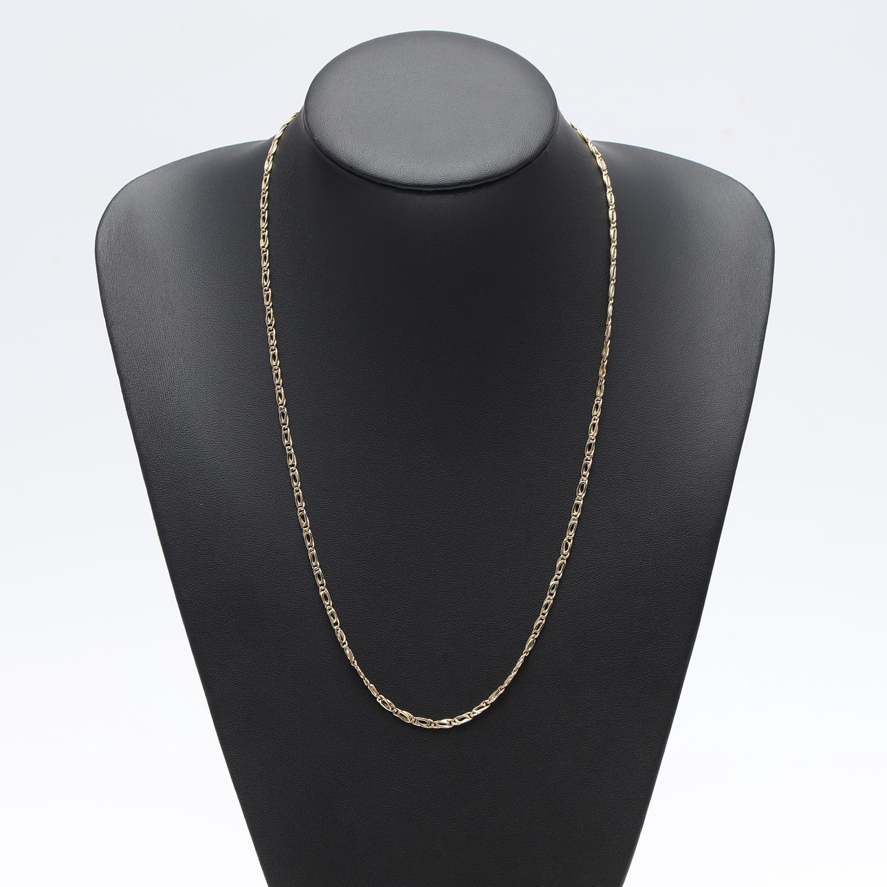 A FANCY LINK NECK CHAIN.