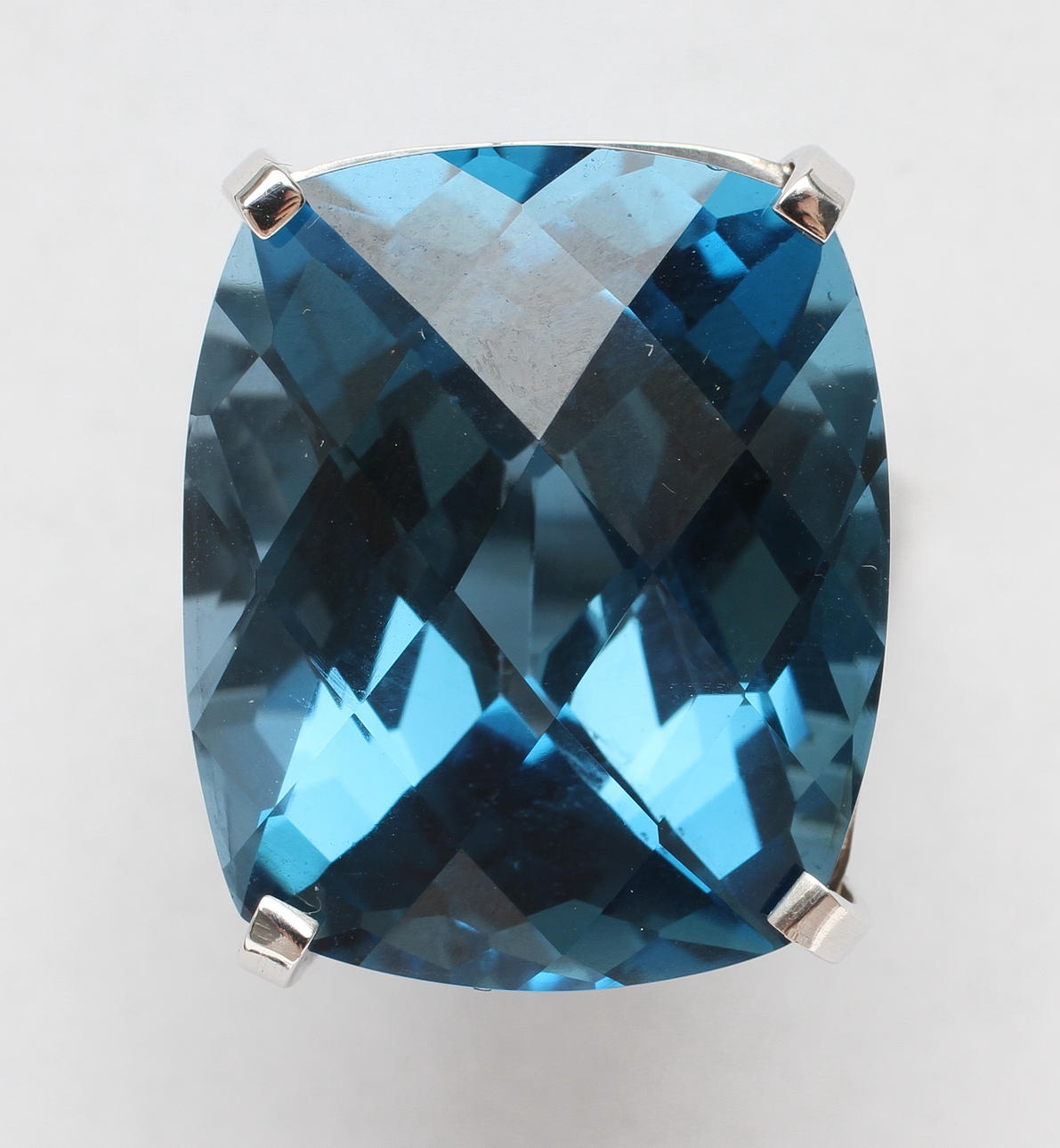 RING, 18k vitguld med blå topaz 33,52 ct. Total vikt 11,8 gram.
