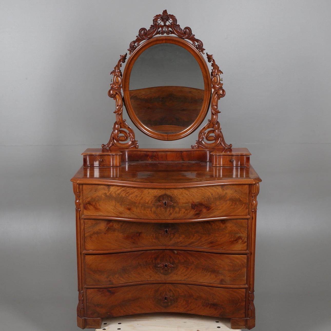 DAMBYRÅ, valnöt, nyrenässans, 1800-talets andra hälft.