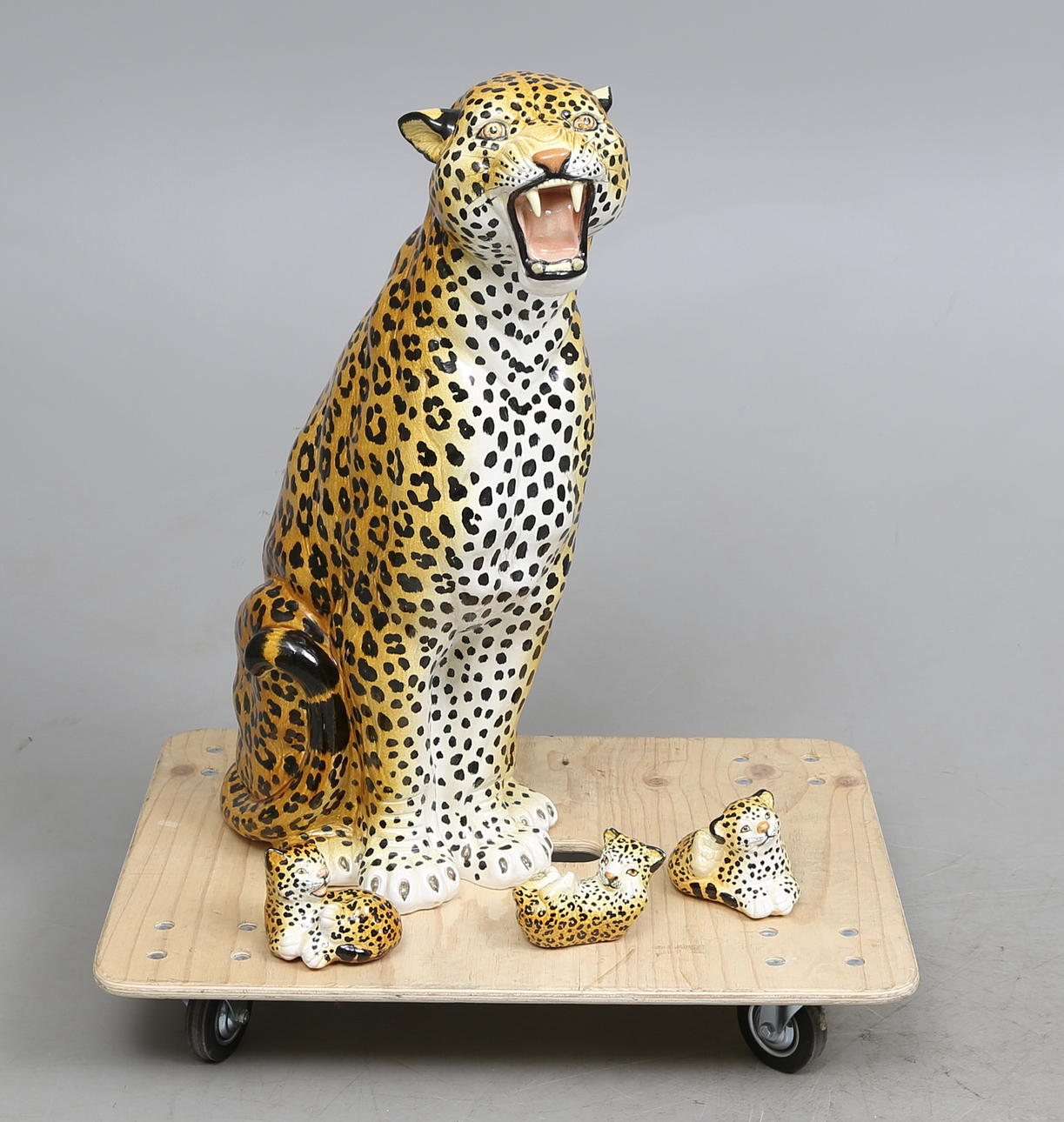 SKULPTUR samt FIGURINER, 3 st, keramik, Italien, 1900-talets andra hälft.