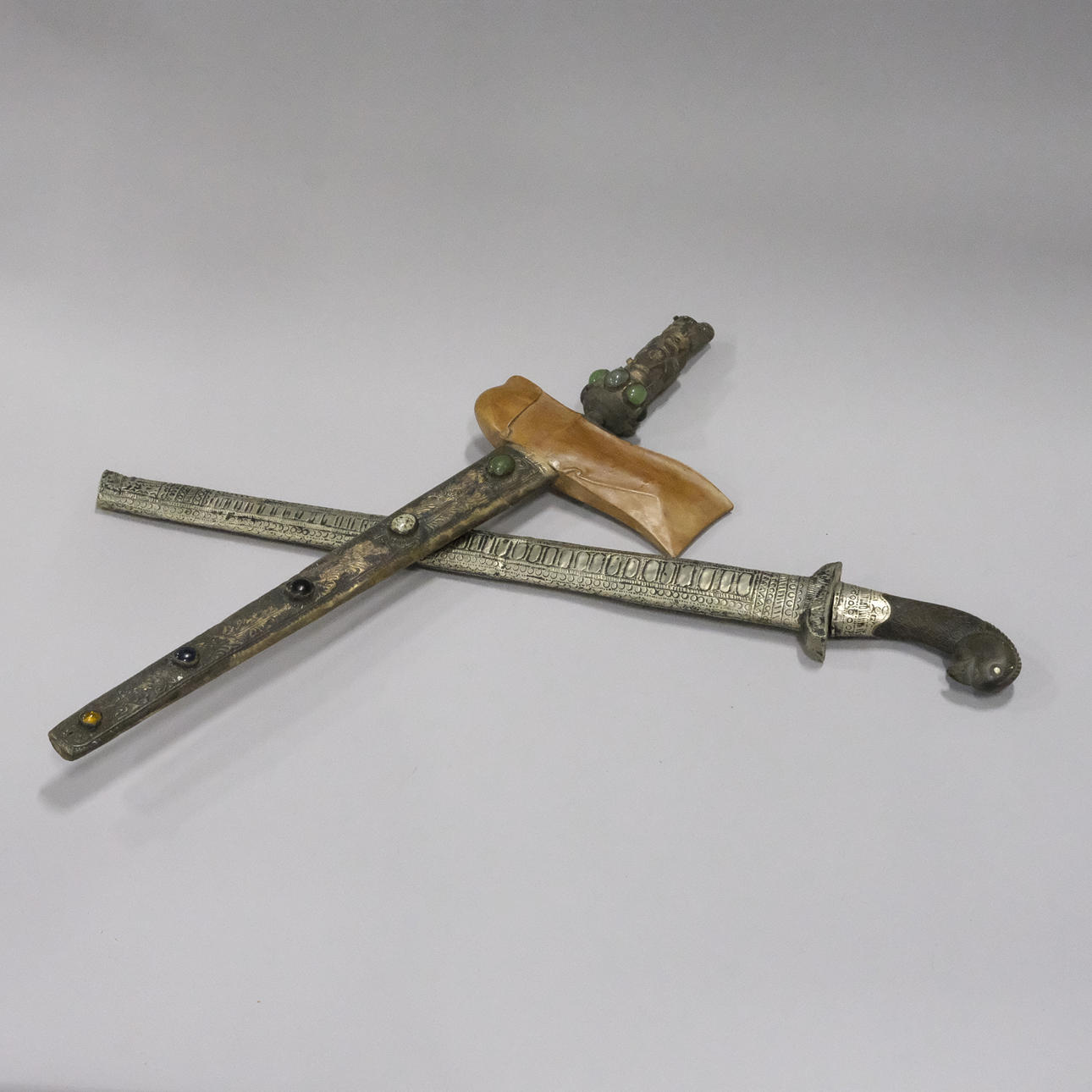 BLANKE WAFFE, ZWEI TEILE.