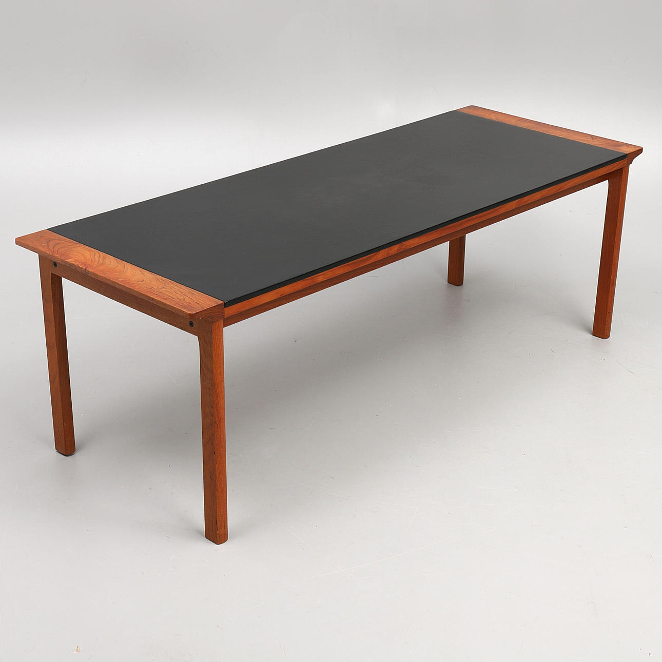 COUCHTISCH, 60er Jahre, Teak und Leder.