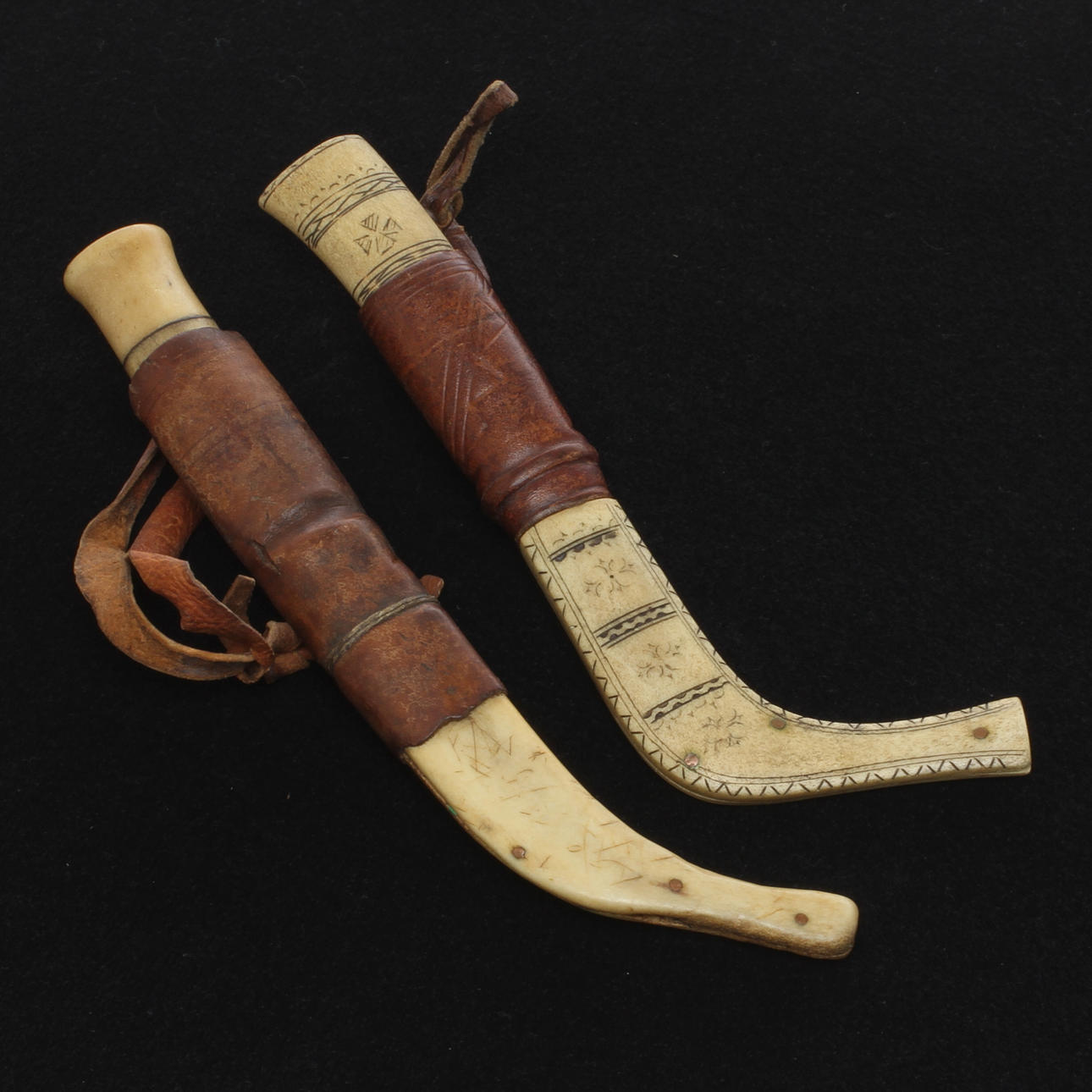 KNIVAR, 2 st, samearbete, horn och läder, 1900-tal.