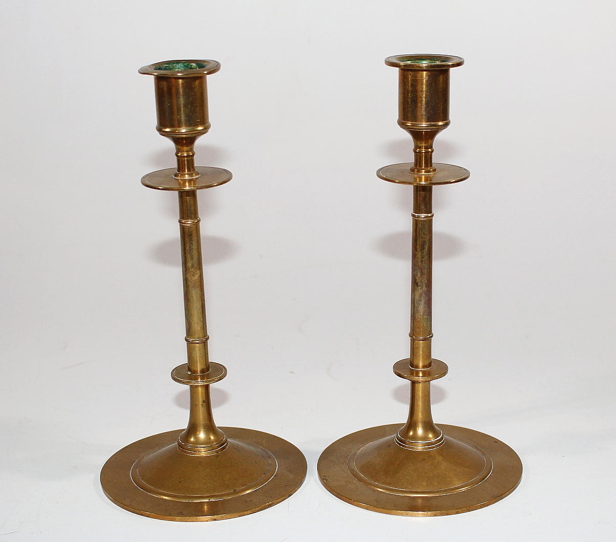 LJUSSTAKAR, ett par, malm Gusum.