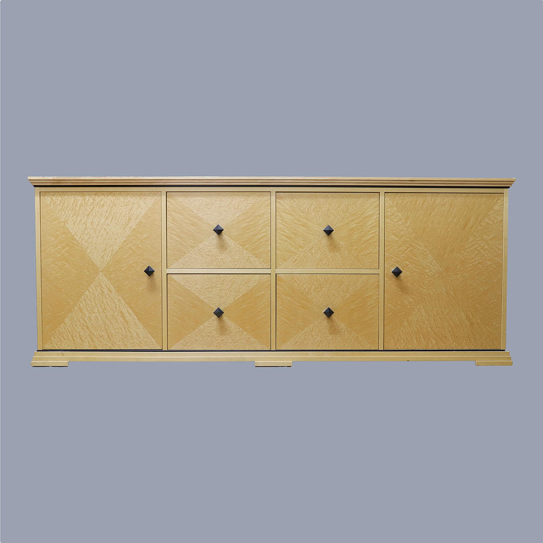 EN MODERN BLOND TRÄ DVÄRG SIDOSKÅP.