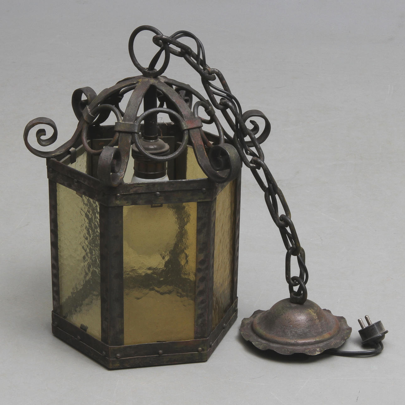 TAKLAMPA, smide och glas, 1900-talets första hälft.