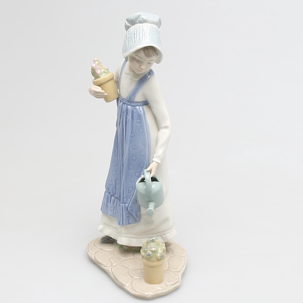FIGURIN i porslin, flicka med vattenkanna, Nao, Spanien.