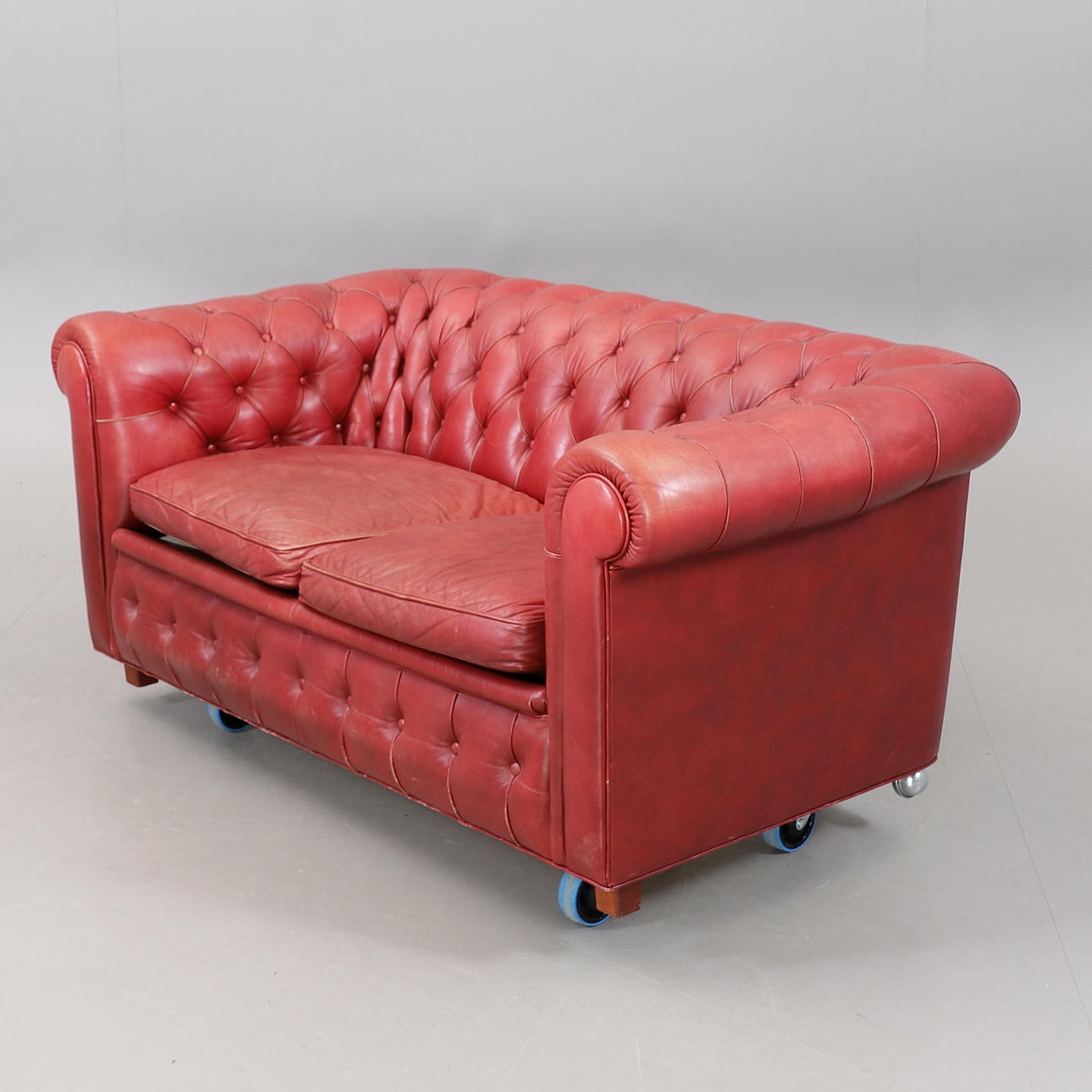 ARNE NORELL. Sofá, piel, modelo Chesterfield.