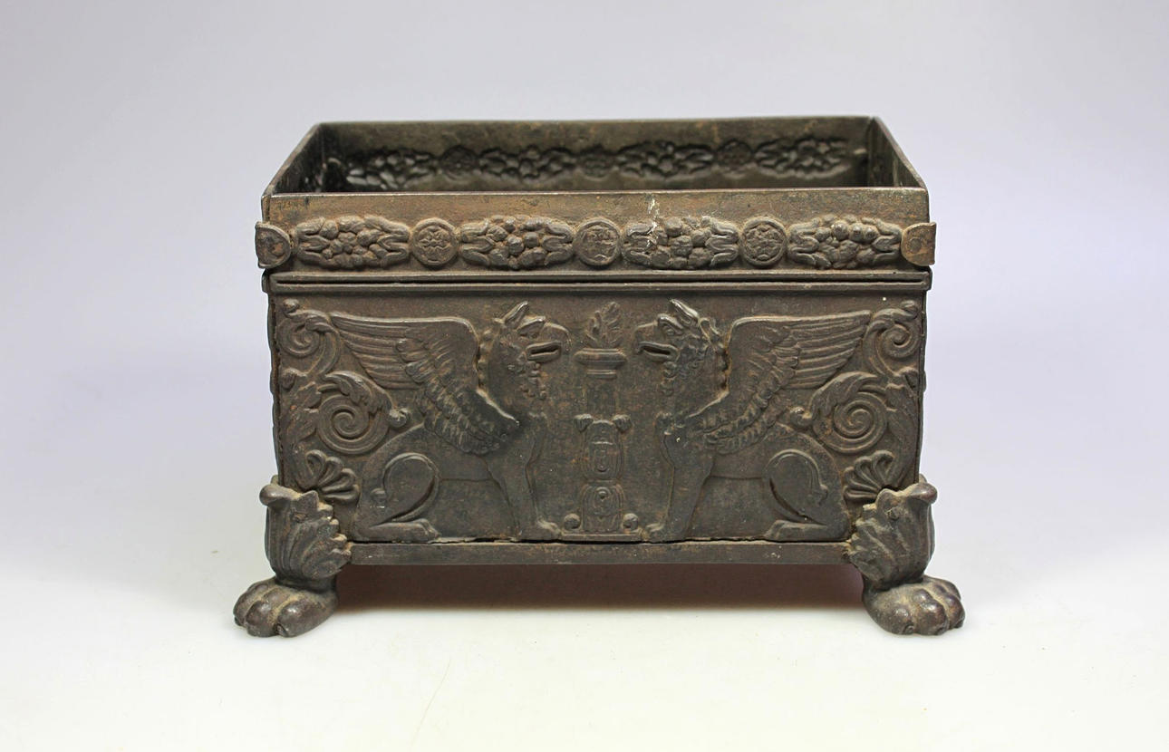 SMÅ BRÖST, gjutjärn.