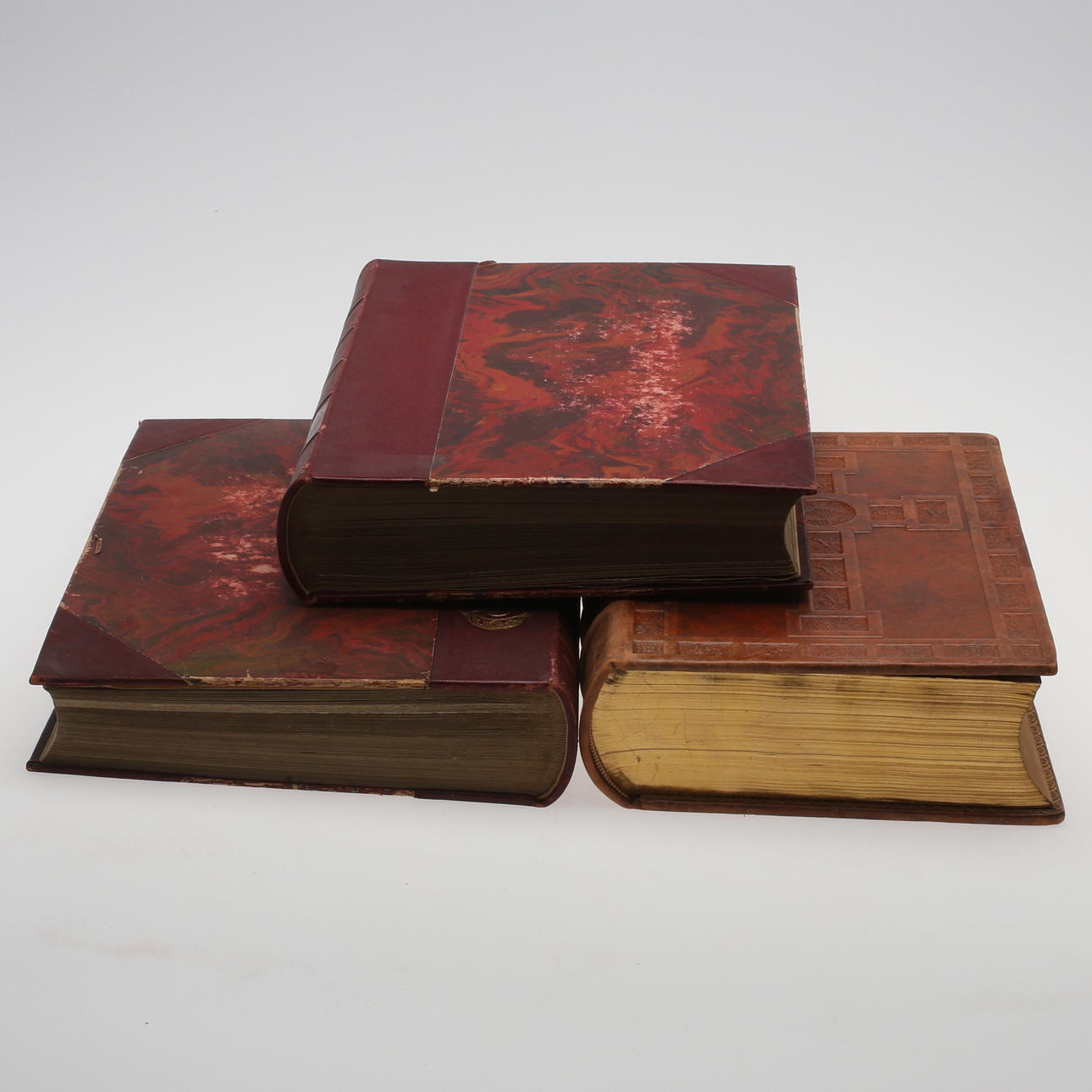 BÖCKER, 3 st, Familjebibel samt Europas Muséer.