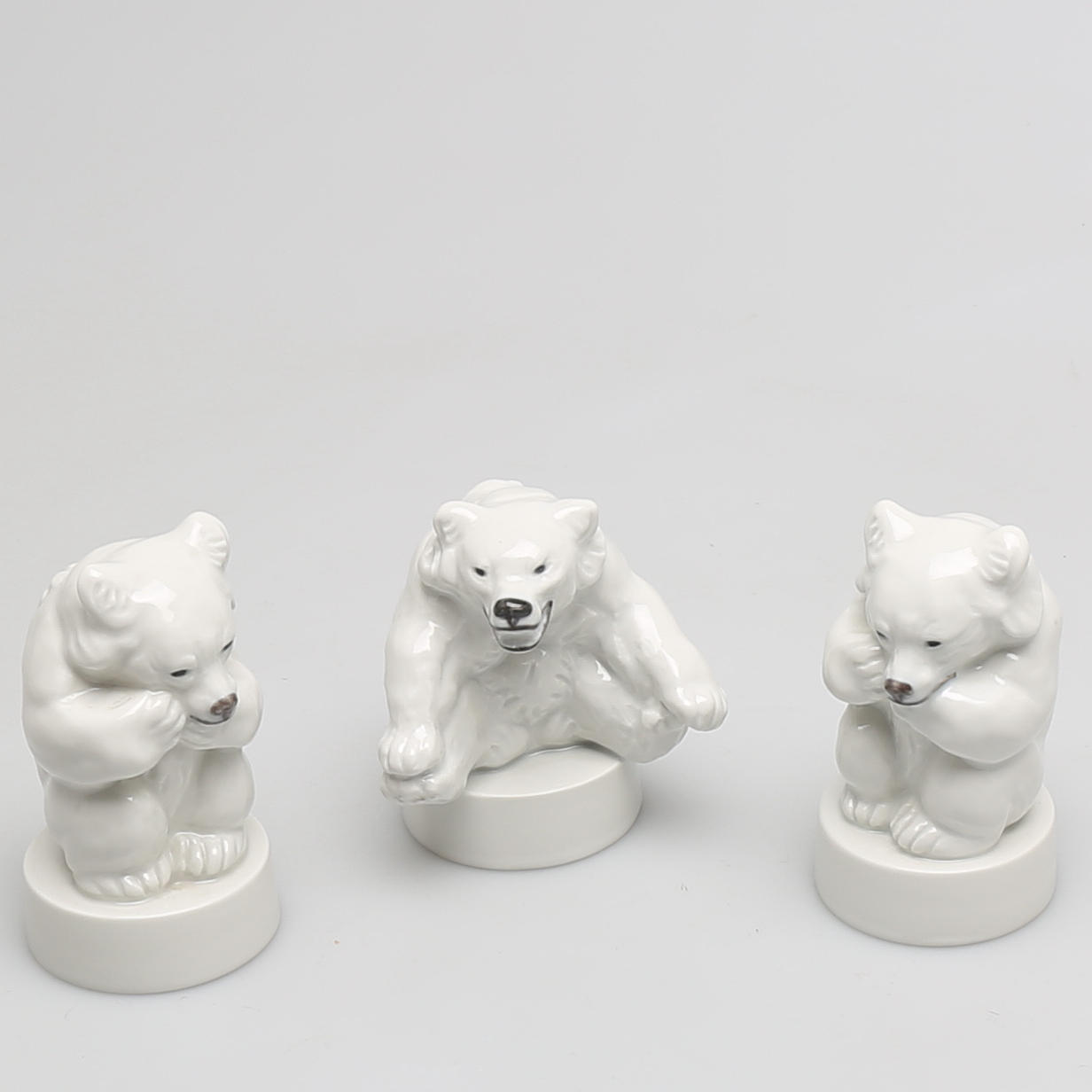 FIGURINER i porslin, 3 st isbjörnar, Knud Kyhn, Royal Copenhagen, Danmark.