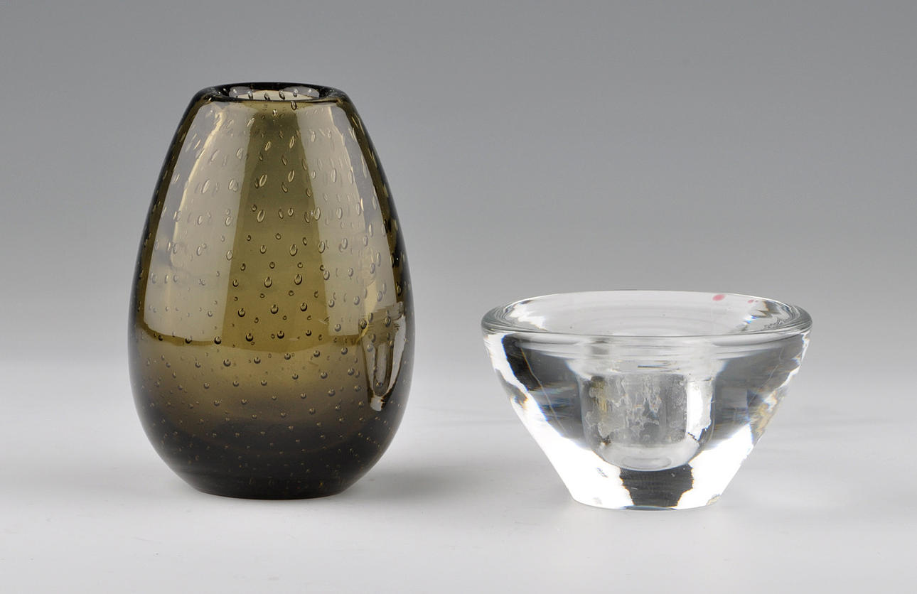 ”2 GLASFÖREMÅL, VAS OCH LJUSSTAKE VICKE LINDSTRAND”.