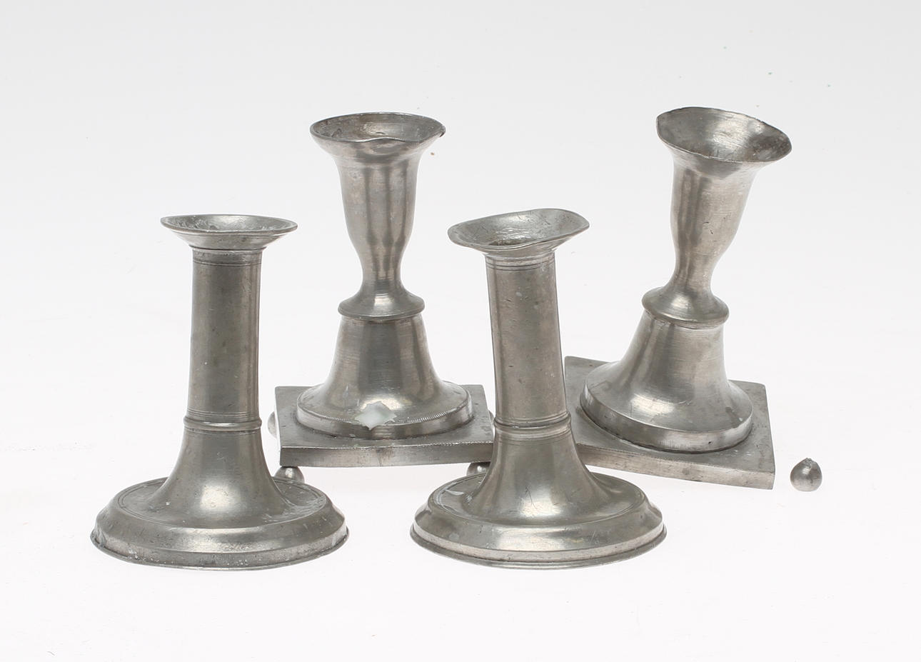 LJUSSTAKAR, två par, tenn, 18 och 1900-tal.