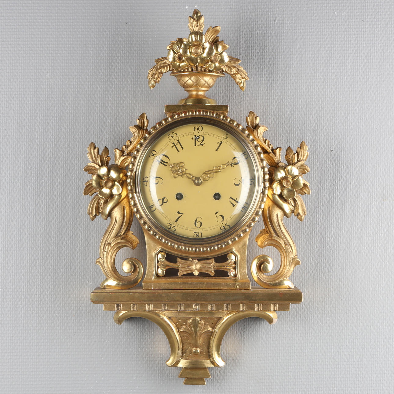 VÄGGPENDYL, Gustaviansk stil, förgyllt trä, Y. Westerstrands Urfabrik, Töreboda, 1900-tal.