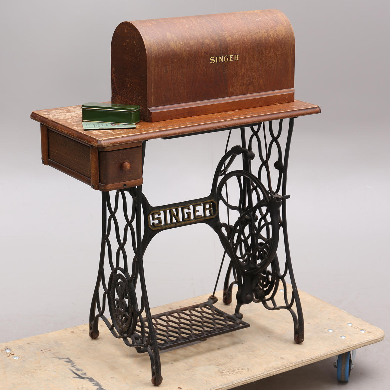 SEWING MACHINE, Singer on cast iron base, early 20th century ...