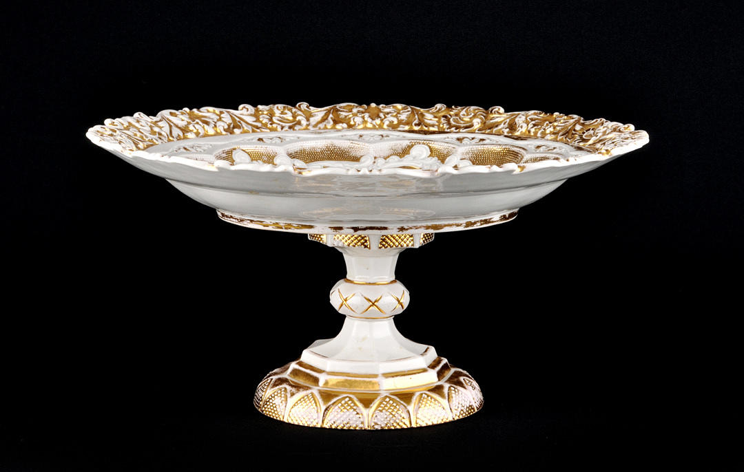 PORSLIN MITTPUNKT MED GULDDEKORATION ”. Svärdstämpel, omkring 1900.