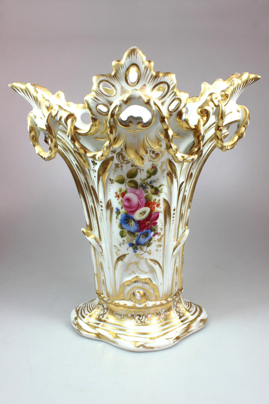 PAR MAGNIFIKA VASER, kant dekorerad med fröpärlor och kransar.